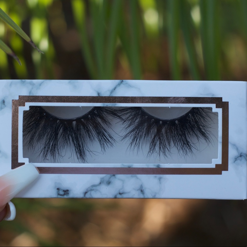 SOLD OUT “𝑆𝐼𝑁 𝐶𝐼𝑇𝑌“ 𝐿𝐴𝑆𝐻𝐸𝑆 - Picture 2 of 3